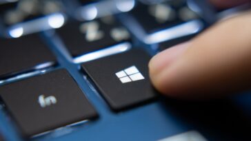 Bangkok, Tailandia - 13 de julio de 2019: usuario de la computadora portátil presionando la tecla de Windows en el teclado de Microsoft Windows.