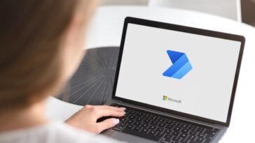 Guilherand-Granges, Francia - 13 de noviembre de 2020. Portátil con el logotipo de Microsoft Power Automate.  Optimice las tareas repetitivas y los procesos sin papel.