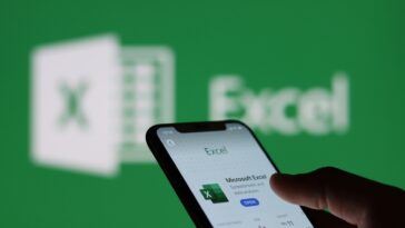 Microsoft Excel en la pantalla del teléfono inteligente y el fondo del logotipo de Microsoft Excel: Chiang Mai, Tailandia, 9 de enero de 2022