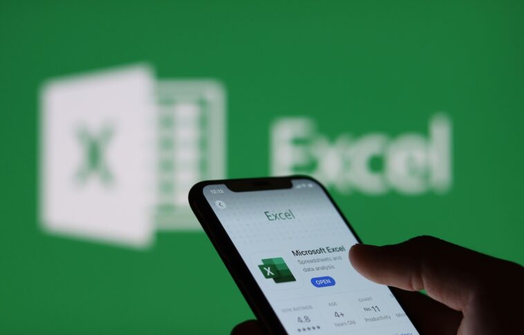 Microsoft Excel en la pantalla del teléfono inteligente y el fondo del logotipo de Microsoft Excel: Chiang Mai, Tailandia, 9 de enero de 2022