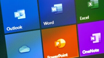 Aplicaciones de icono de Microsoft Office en el primer plano del portátil de pantalla.  Microsoft Office es una suite ofimática de aplicaciones creada por Microsoft.  Moscú, Rusia - 24 de agosto de 2019