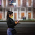 mujer usando un teléfono