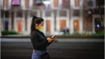 mujer usando un teléfono