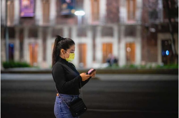 mujer usando un teléfono