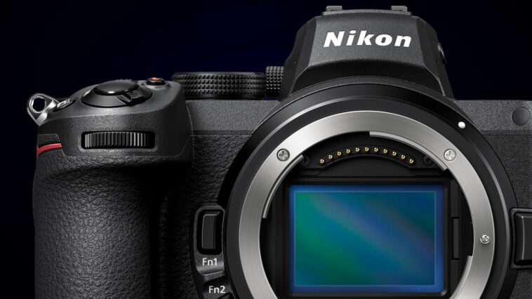 La cámara Nikon Z5 sobre un fondo negro