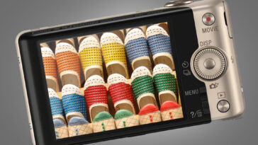 La parte posterior de la cámara compacta Sony Cyber-shot WX220 sobre un fondo gris