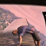 Mata a un NPC en GTA Online y se atora en el ala de su avión