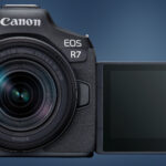 La cámara Canon EOS R7 sobre un fondo azul.