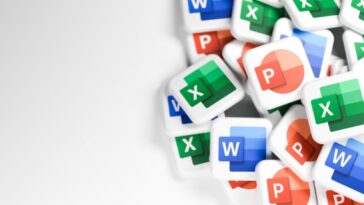 Logotipos de los componentes de Microsoft Office Word, Excel, Powerpoint en un montón.  Copie el espacio.  Formato de banner web.