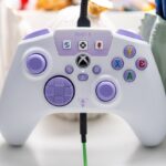 El controlador Turtle Beach React-R Xbox en blanco / morado.