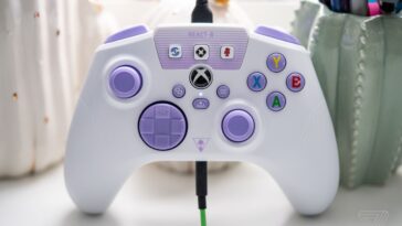 El controlador Turtle Beach React-R Xbox en blanco / morado.