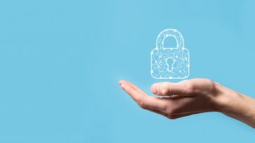 Mano masculina sosteniendo un icono de candado de bloqueo. Red de seguridad cibernética.  Redes de tecnología de Internet. Protección de datos de información personal en la tableta.  Concepto de privacidad de protección de datos.  RGPD.  UE.Banner