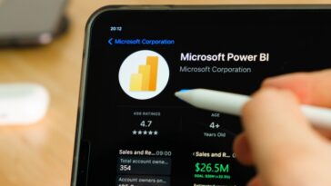 Logotipo de Microsoft Power BI mostrado por un lápiz Apple en la pantalla de la tableta iPad Pro.