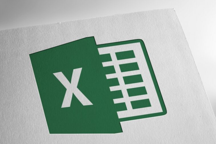 Logotipo de Microsoft Excel en papel texturizado.