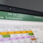 Hoja de cálculo de Microsoft Excel en una pantalla de computadora.