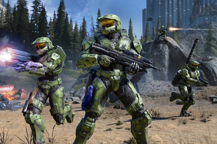 Tres Spartans están en el campo de batalla en Halo Infinite.