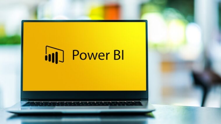 Logotipo de Power BI en una computadora portátil.