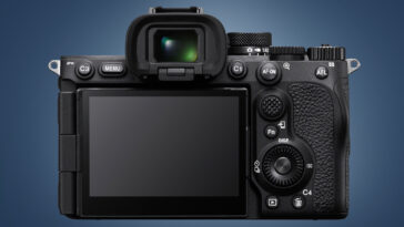 La cámara Sony A7R V sobre un fondo azul.