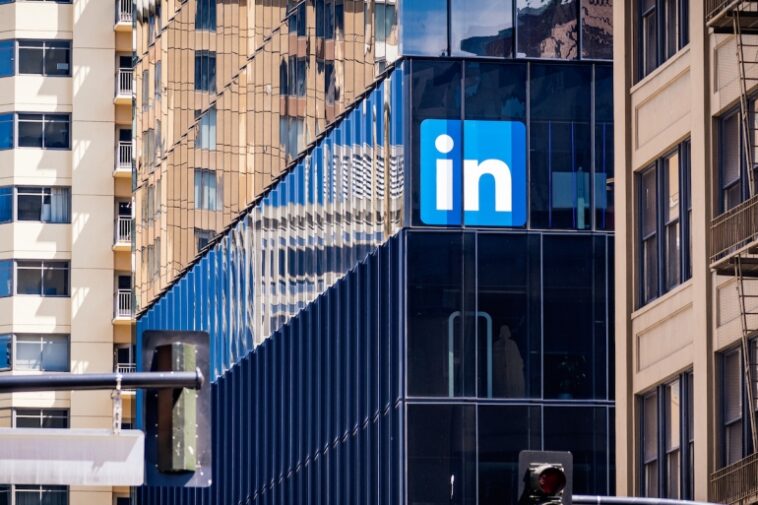 30 de junio de 2019 San Francisco / CA / EE. UU. - Grandes oficinas de LinkedIn en el centro de San Francisco;  LinkedIn es un servicio estadounidense orientado a los negocios y el empleo y es propiedad de Microsoft.