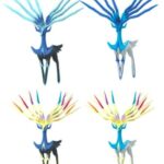 En el sentido de las agujas del reloj desde arriba a la izquierda: Xerneas en modo neutral no brillante, Xerneas en modo neutral brillante, Xerneas en modo activo brillante, Xerneas en modo activo no brillante en Pokemon Go