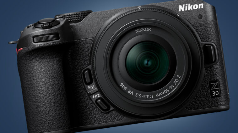 La cámara Nikon Z30 sobre un fondo azul.