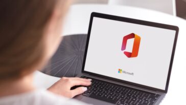 Guilherand-Granges, Francia - 28 de octubre de 2020. Portátil con el logotipo de Microsoft Office.  Familia de software de cliente, software de servidor y servicios desarrollados por Microsoft.