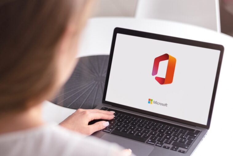 Guilherand-Granges, Francia - 28 de octubre de 2020. Portátil con el logotipo de Microsoft Office.  Familia de software de cliente, software de servidor y servicios desarrollados por Microsoft.