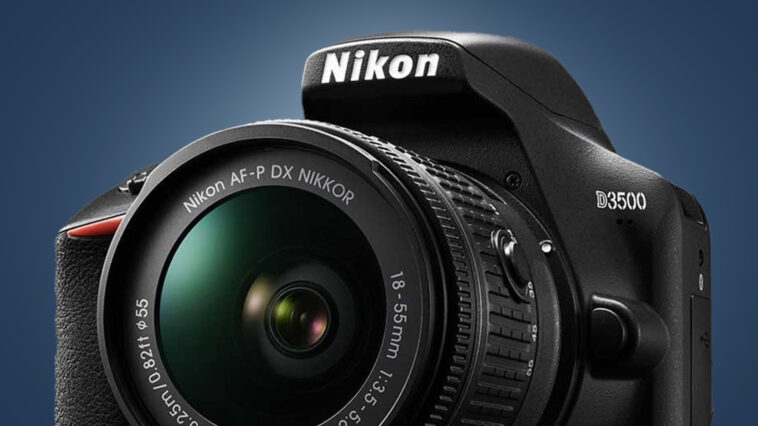 La Nikon D3500 DSLR sobre un fondo azul.