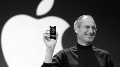 Steve Jobs sosteniendo un iPhone