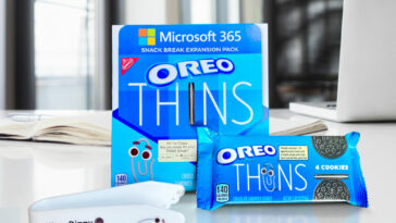 Paquete de galletas de expansión OREO THINS Snack Break de edición limitada.  Cada paquete de expansión incluye OREO THINS empaquetados a medida con útiles consejos de oficina del icónico asistente de oficina de Microsoft, Clippy, además de un accesorio especial, el imprescindible Clippy Dippy, diseñado para mantener sus manos libres de leche mientras sumerge galletas durante su refrigerio.