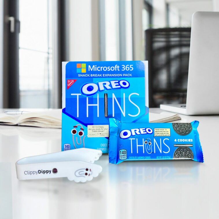 Paquete de galletas de expansión OREO THINS Snack Break de edición limitada.  Cada paquete de expansión incluye OREO THINS empaquetados a medida con útiles consejos de oficina del icónico asistente de oficina de Microsoft, Clippy, además de un accesorio especial, el imprescindible Clippy Dippy, diseñado para mantener sus manos libres de leche mientras sumerge galletas durante su refrigerio.