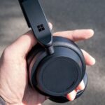 Los Surface Headphones 2 negros mate que se muestran en la mano del crítico.