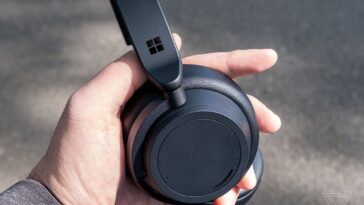 Los Surface Headphones 2 negros mate que se muestran en la mano del crítico.