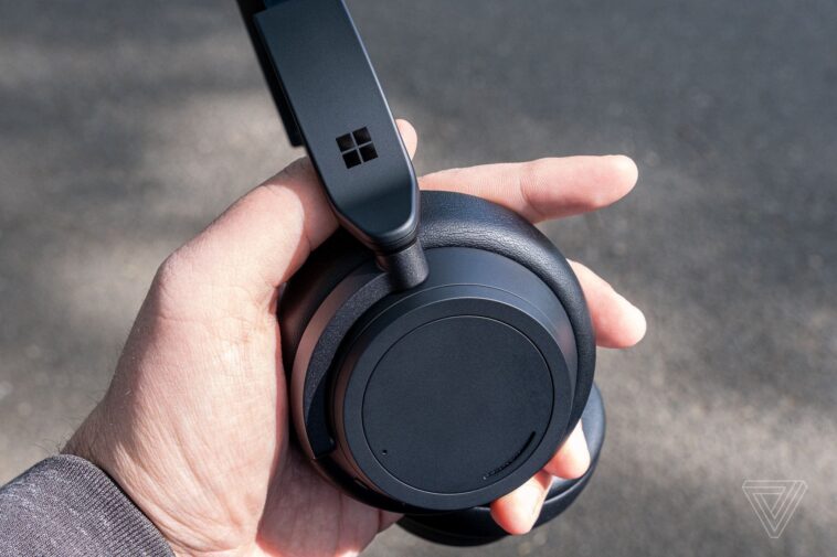 Los Surface Headphones 2 negros mate que se muestran en la mano del crítico.