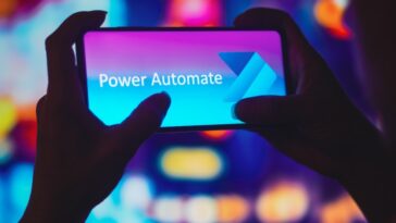 6 de julio de 2022, Brasil.  En esta ilustración fotográfica, la silueta de una mujer sostiene un teléfono inteligente con el logotipo de Microsoft Power Automate en la pantalla.