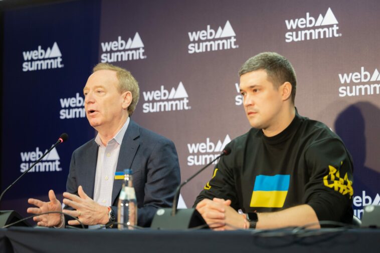 Imagen de Brad Smith, vicepresidente y presidente de Microsoft, y Mykhailo Fedorov, viceprimer ministro y ministro de Transformación Digital de Ucrania.