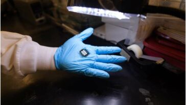 La colaboración de investigación internacional produce una célula solar en tándem de perovskita con alta eficiencia y voltaje récord