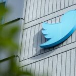 Los planes para relanzar el servicio de suscripción paga de Twitter se retrasaron después de que proliferaron cuentas falsas que parecían auténticas en la red.