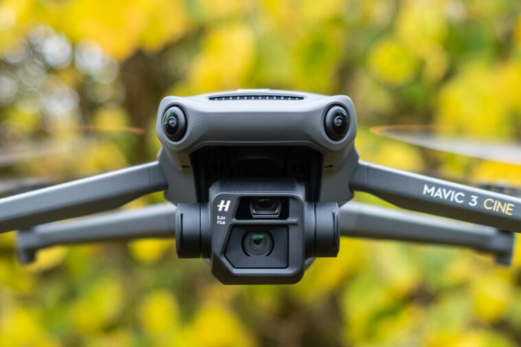 El dron DJI Mavic 3 en vuelo frente a unos árboles