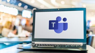 Computadora portátil que muestra el logotipo de Microsoft Teams.