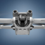 El dron DJI Mini 3 sobre un fondo azul
