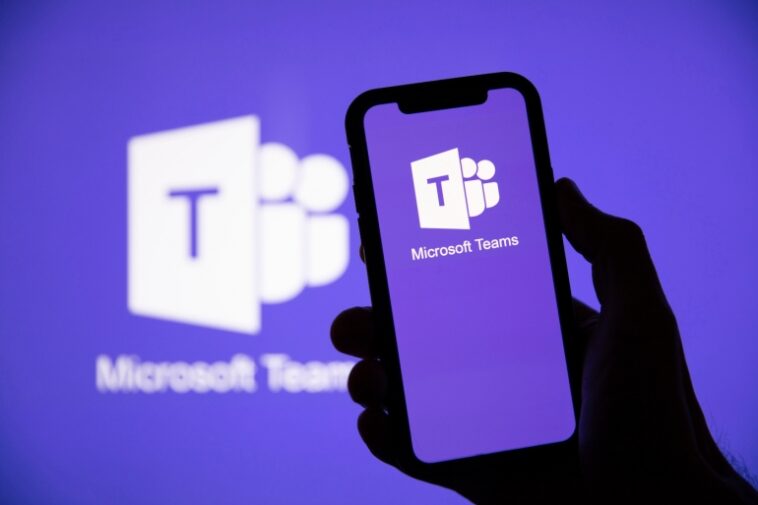 Logotipo de Microsoft Teams en un teléfono y una pantalla.