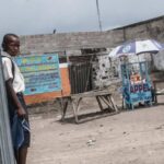 Un niño junto a un puesto callejero que vende tarjetas de telefonía móvil y acceso a Internet en Kinshasa en 2015