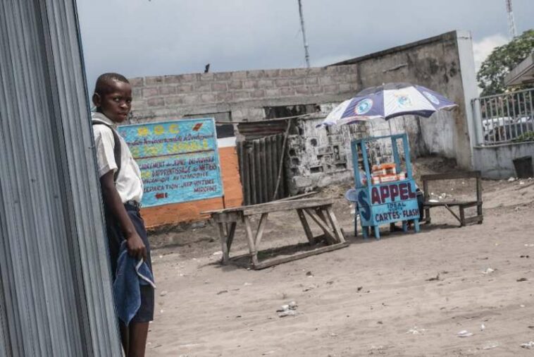 Un niño junto a un puesto callejero que vende tarjetas de telefonía móvil y acceso a Internet en Kinshasa en 2015