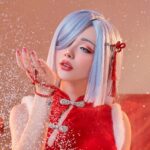 Misaki Sai en un fascinante cosplay navideño de Shenhe de Genshin Impact