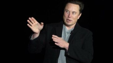 El propietario de Twitter, Elon Musk, ha provocado la ira y las advertencias de la UE y la ONU después de suspender las cuentas de media docena de destacados