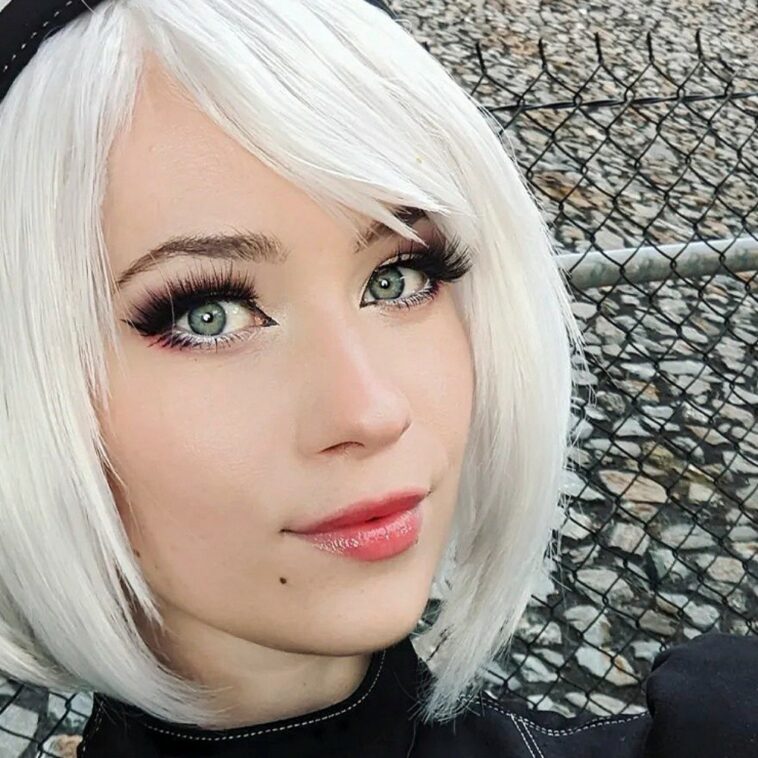 Nichameleon en un cosplay de 2B con todo el encanto de Nier: Automata