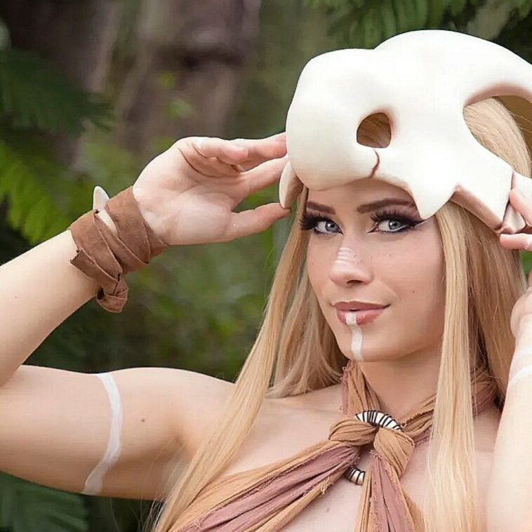 Nichameleon en un llamativo cosplay de Cubone de Pokémon