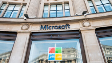 Londres Reino Unido, 8 de agosto de 2020: Tienda insignia de Microsoft en Regent St, en Oxford Circus.  La entrada principal con logo.  Durante el encierro, Covid-19, Coronavirus.