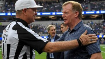 El comisionado de la NFL Roger Goodell (R), visto hablando con un árbitro antes de un juego Los Angeles-Buffalo el 8 de septiembre de 2022 en California